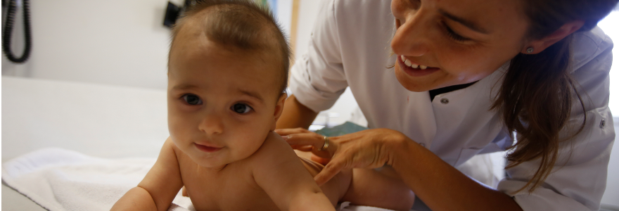 Farmacias Arrocha - Para un recién nacido, empieza con los baños de esponja  para mantener el cordón umbilical seco hasta que se caiga. Una vez  desprendido, puedes poner a tu bebé en