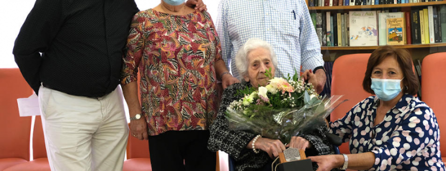 La residència i centre de dia Baix Camp festeja el centenari de la Sra. Teresa Rus