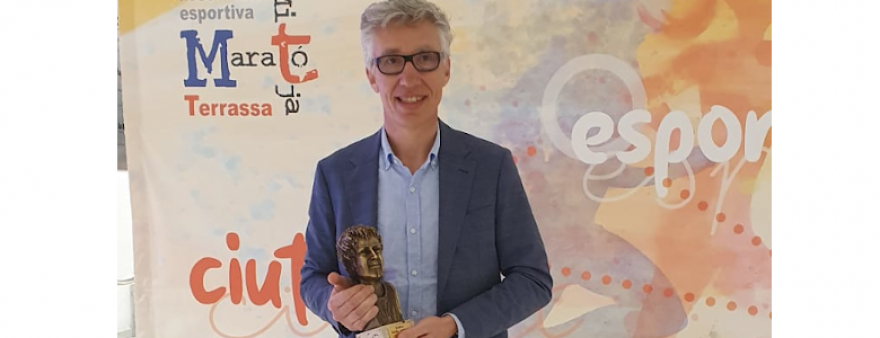 MútuaTerrassa rep el premi Noël Otero 2022 pel seu compromís i col·laboració amb la Mitja Mataró de Terrassa