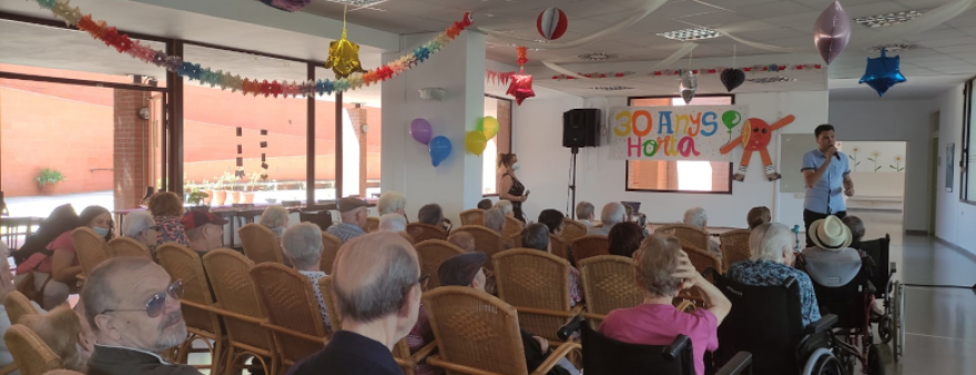 Los residentes y profesionales de la residencia y centro de día Horta celebran los 30 años del centro