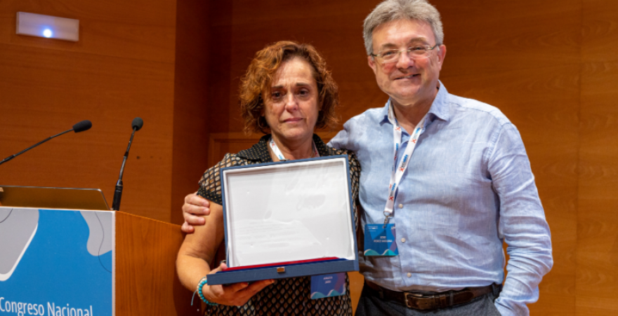 La Dra. Àngels Jaén recibe un reconocimiento a su trayectoria en el XX Congreso Nacional sobre SIDA e ITS