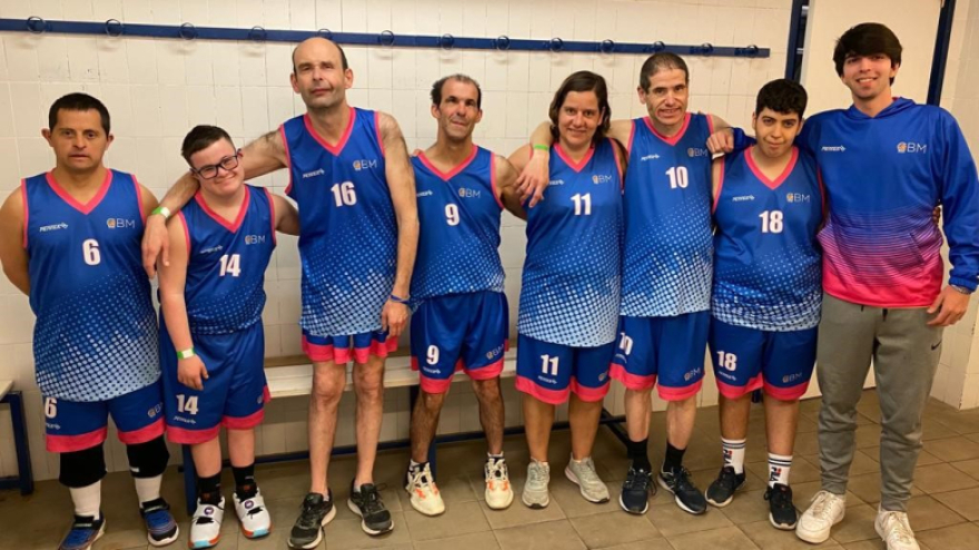 Los residentes del Hogar-Residencia Torrent de Llops participan en el campeonato de baloncesto 3x3 en Martorell