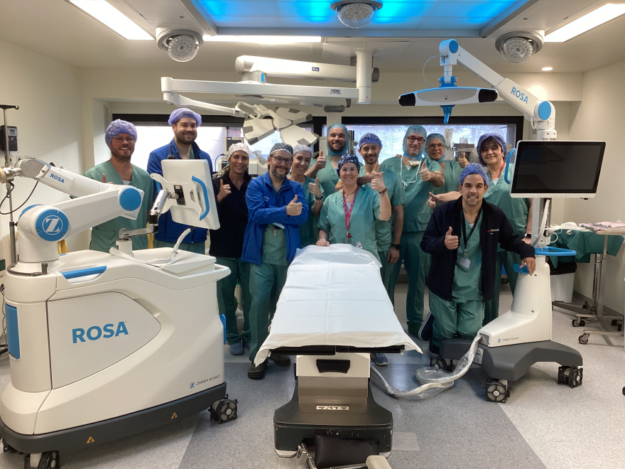 El servicio de Cirugía Ortopédica y Traumatología realiza la intervención número 100 de prótesis total de rodilla con el robot ROSA