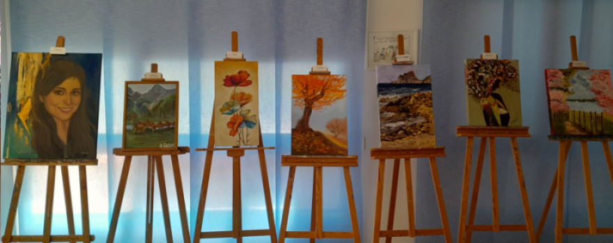 La residencia para personas mayores Baix Camp acoge una exposición de pintura de artistas novatos y veteranos