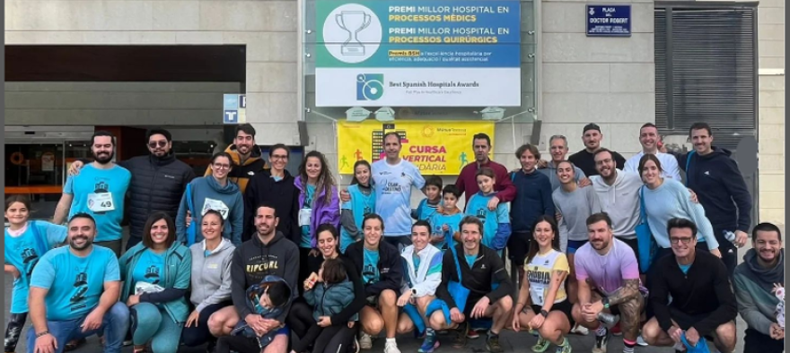 Unos sesenta profesionales de MútuaTerrassa participa en la 2º carrera vertical solidaria