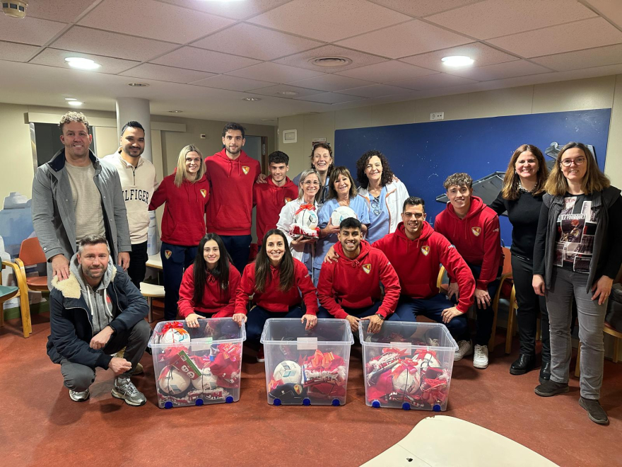 Els clubs esportius visiten als infants ingressats a Pediatria i als residents de Triginta i Casa Marquès durant les festes de Nadal